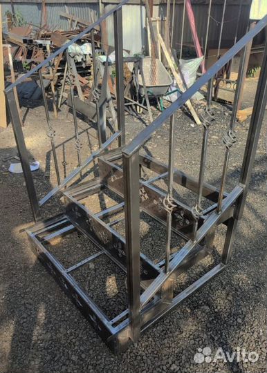Лестница на металлокаркасе