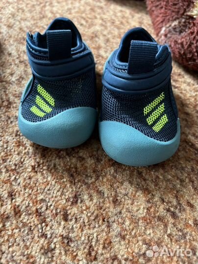 Сандалии adidasдля