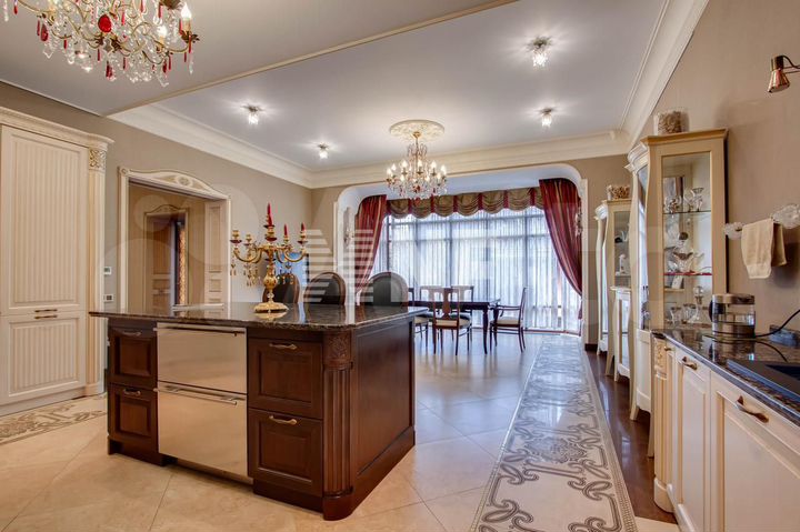 Дом 980 м² на участке 17 сот.