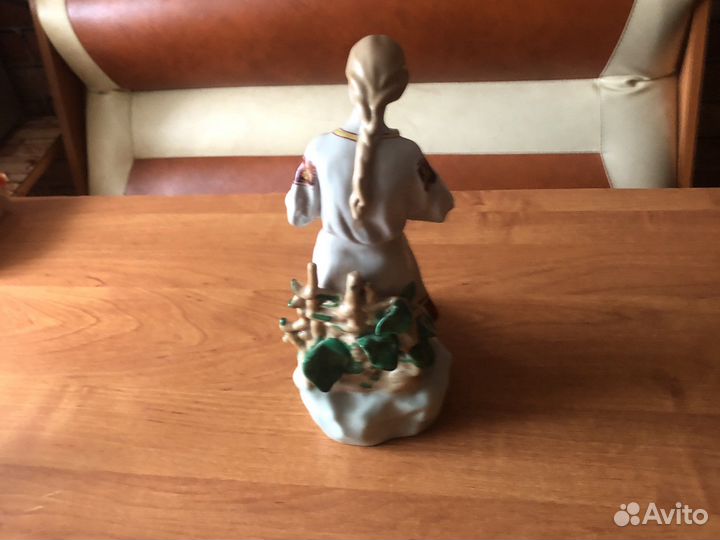 Статуэтка Девушка гадает на ромашку