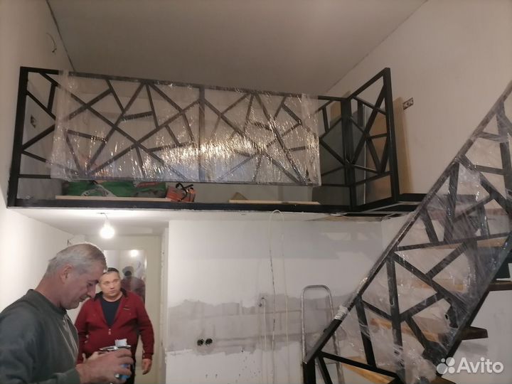 Лестница на металлокаркасе в дом
