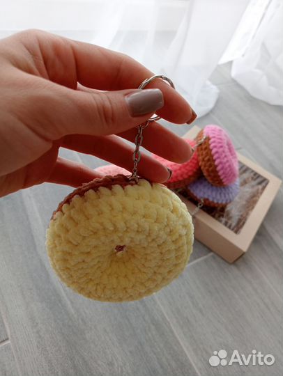 Вязаный брелок на сумку