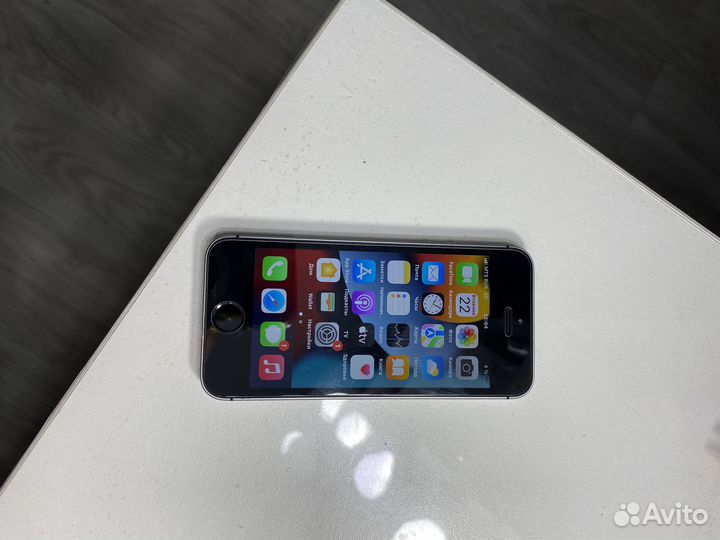 Телефон iPhone se 2016