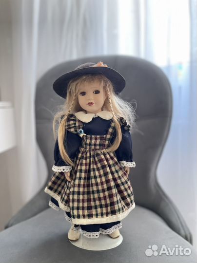 Кукла фарфоровая