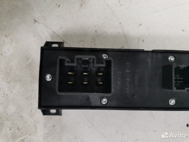 Блок управления стеклоподъемниками передний левый