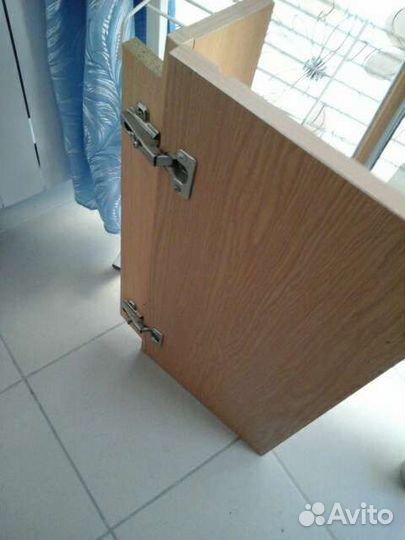 Двери для холодильника под окном, антресоли