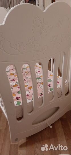 Детская кроватка с маятником белая