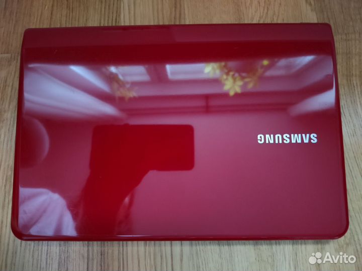 Нетбук Samsung NC110 красный