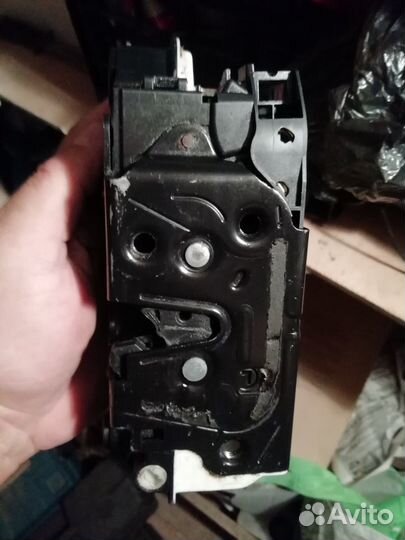 Замок двери задний левый для автомашины Volkswagen