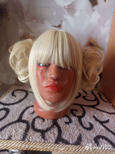 Парик блонд с челкой