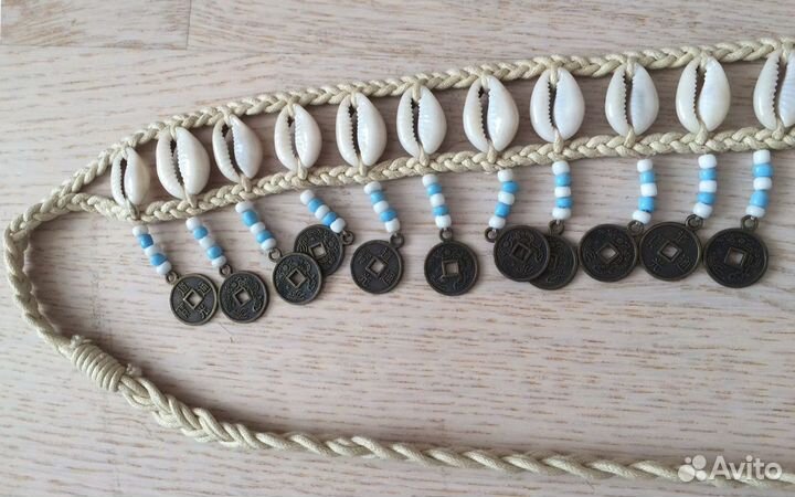 Пояс на бедра из ракушек каури и монеток