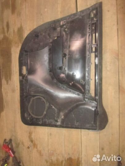 Обшивка двери передней правой для VW Touareg 2010)