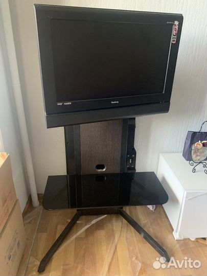 Телевизор вместе с тумбой