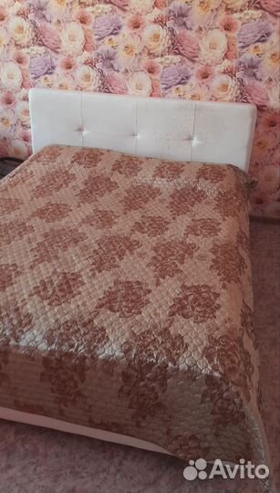 Кровать двухспальная бу без матраса