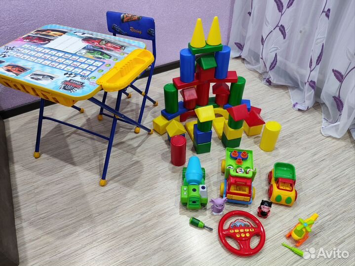 Стол со стулом складной+игрушки, конструкторы