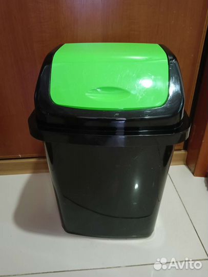 Мусорное ведро с перекидной крышкой