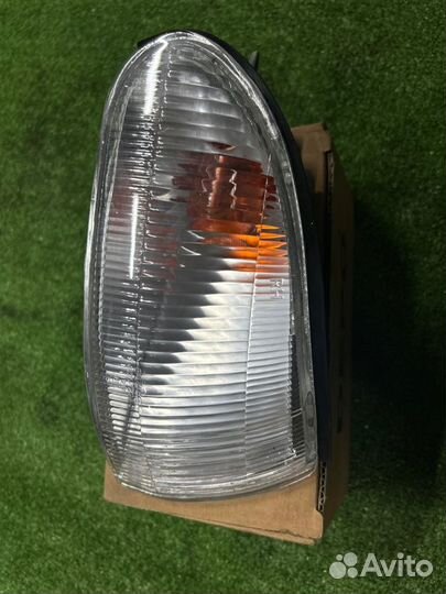 Поворотник передний правый Mitsubishi Lancer