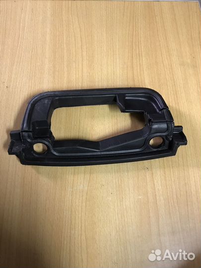 Уплотнитель панели замка Tesla Model 3