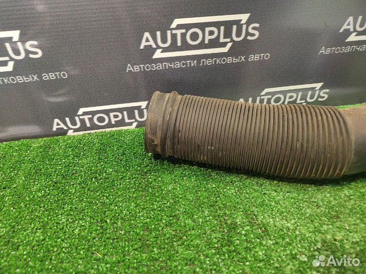 Патрубок воздушного фильтра Volkswagen Golf 3