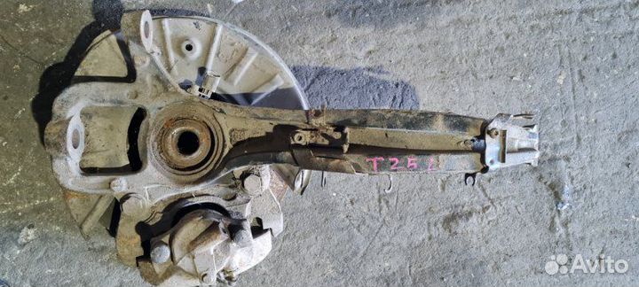 Кулак передний левый Volkswagen Touareg 7L BPE