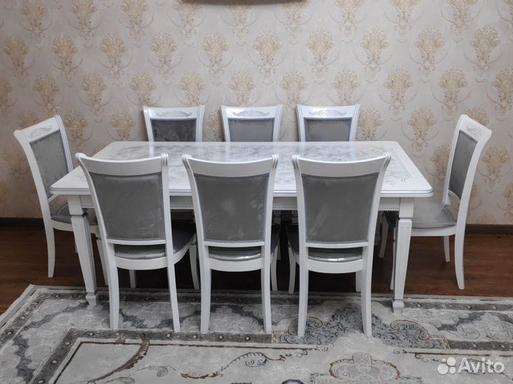 Стол со стульями в гостинную