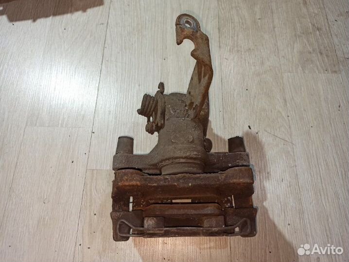 Суппорт задний правый Nissan Primera P12 лифтбек