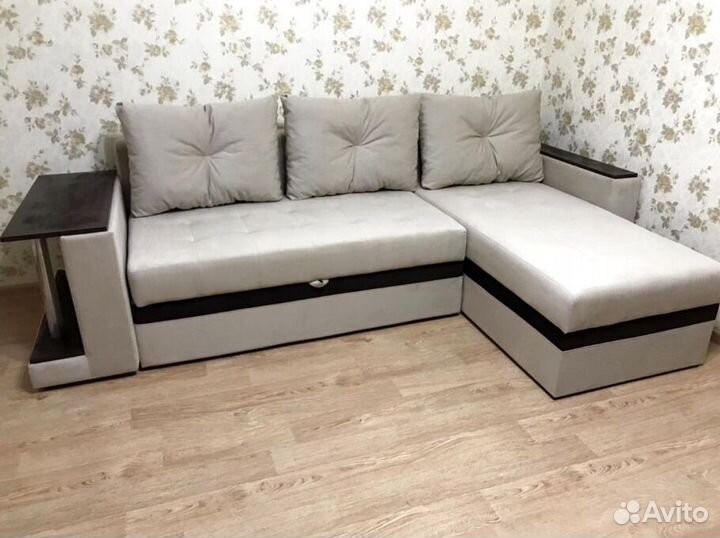 Диван угловой со столиком