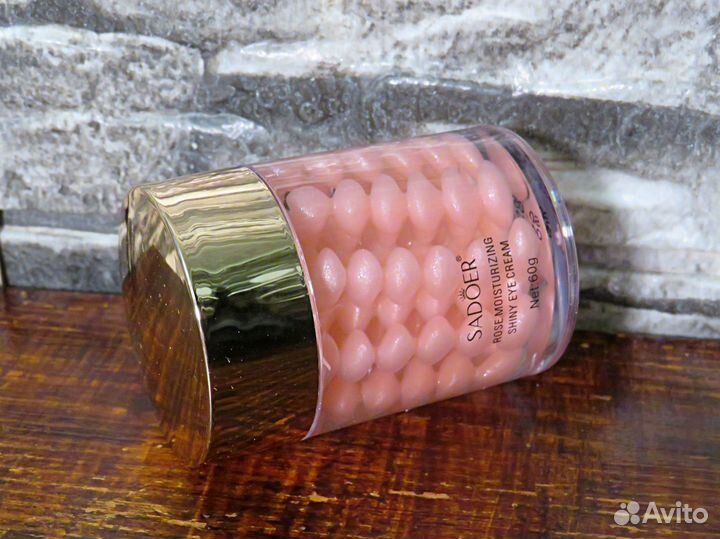 Кремы с икрой, золотом, розой и шелком