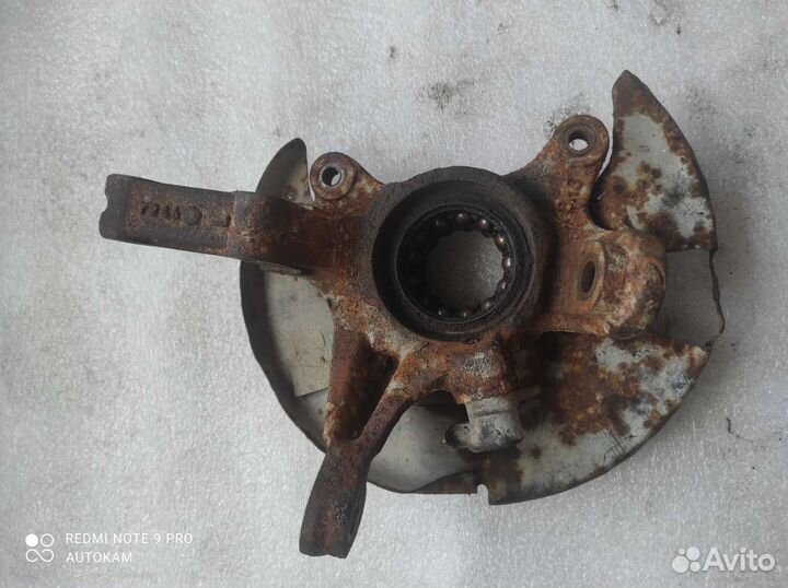 Кулак поворотный левый ступица Nissan Almera n15