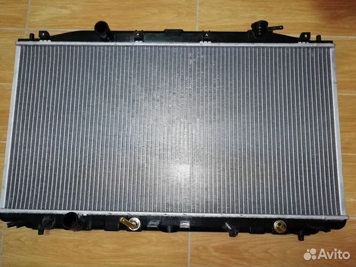 Радиатор двигателя Honda Accord