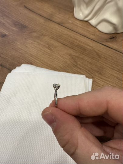 Кольцо с бриллиантом