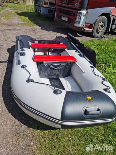 Моторная лодка с мотором