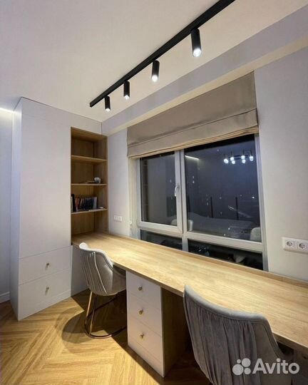 Рабочий стол у окна