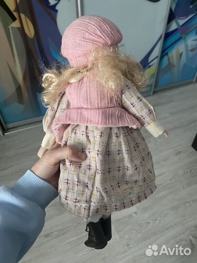 Кукла фарфоровая