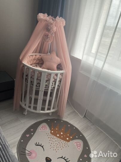 Детская кроватка с маятником