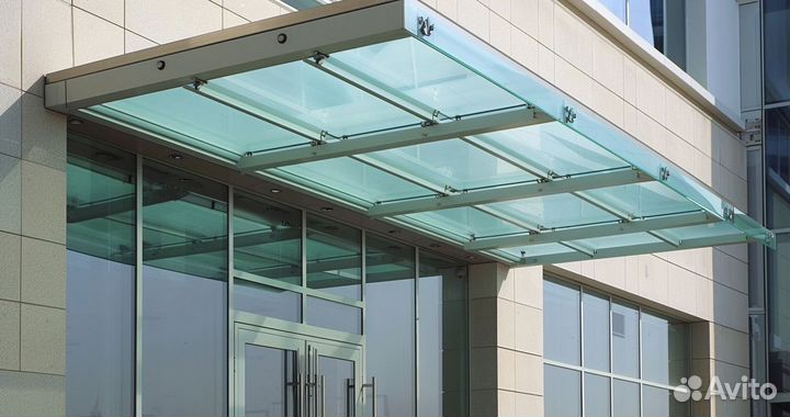 Стеклянный козырек над входной дверью