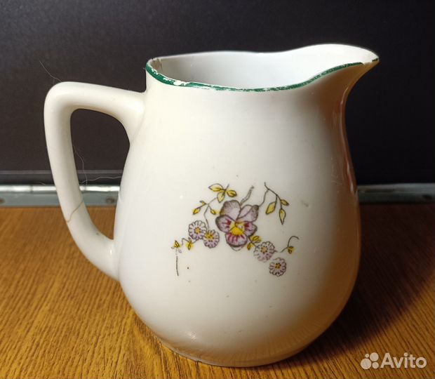 Молочник Красный фарфорист 30 -е годы