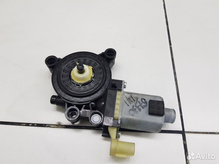 Моторчик стеклоподъемника задней левой двери