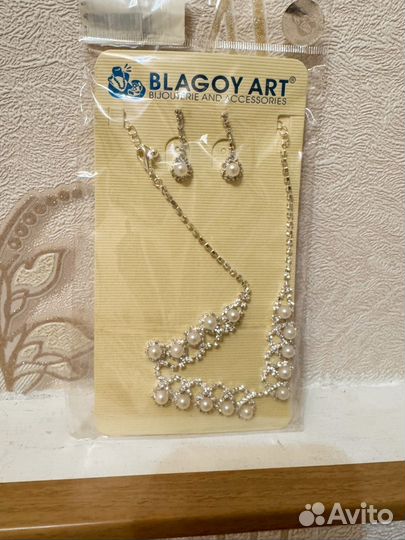 Колье и серьги бижутерия