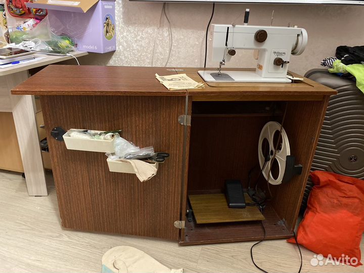 Швейная машинка с Тумбой Чайка