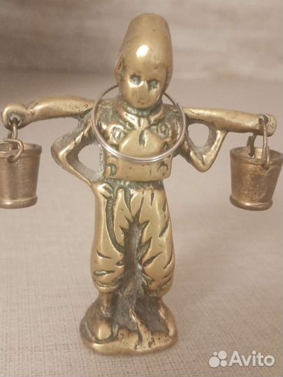 Мальчик с ведрами