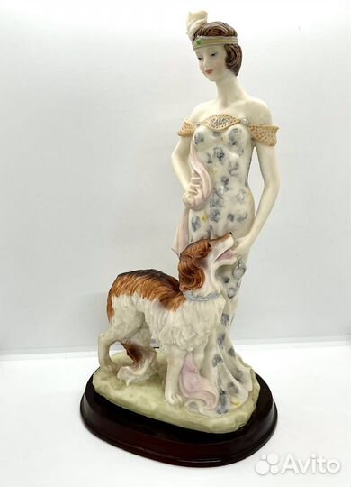Статуэтка дама с собакой