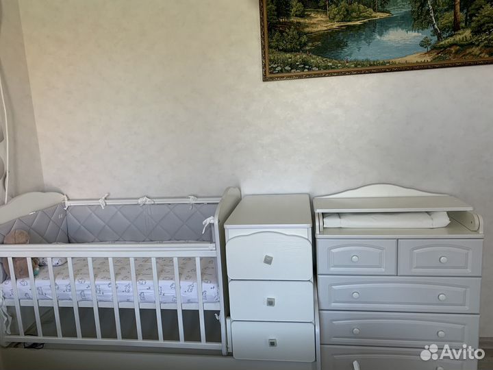 Детская кроватка с маятником и комодом