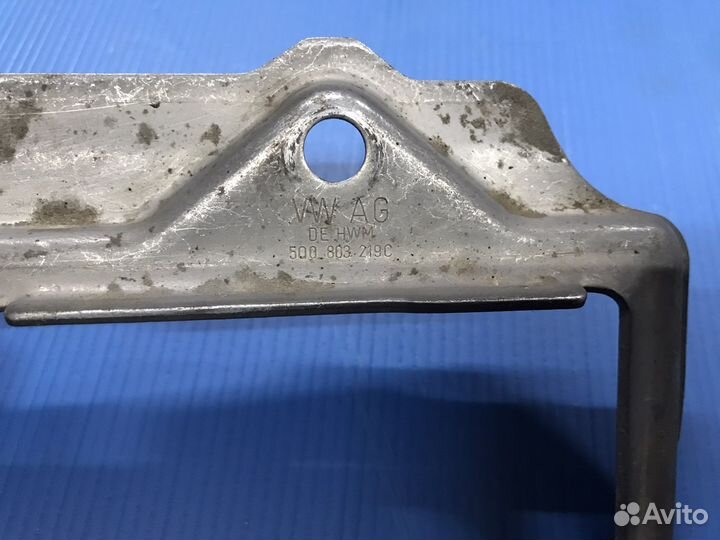 Крепление аккумулятора 5Q0803219C Passat B8