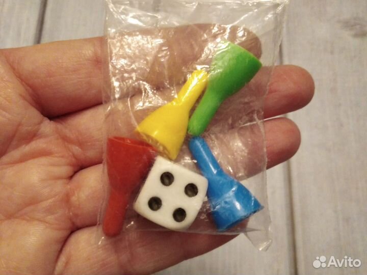 Игральный кубик и фишки