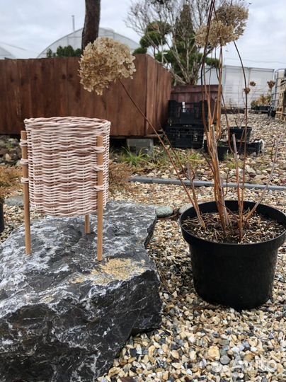 Кашпо плетеное на ножках