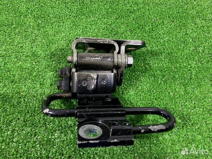 Петля двери задняя левая Volkswagen Passat Variant