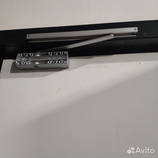 Установка, замена, ремонт дверных доводчиков