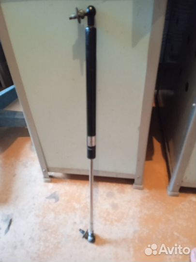 Амортизатор капота оригинал KYB Toyota Mark2 90