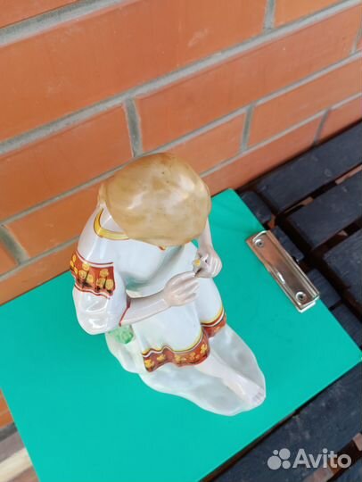 Фарфоровая статуэтка Гадание на ромашке